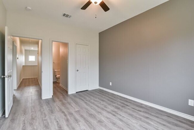 Building Photo - $1650! Fort Worth Duplex NOW LEASING for a July Move-In!