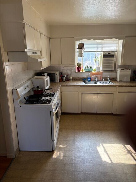 Building Photo - 2020 W 43rd Ave