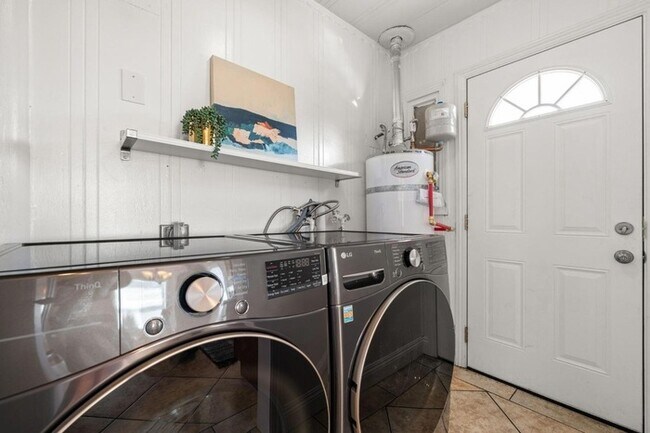Building Photo - Welcome to this stunning 4-bedroom, 2-bath...