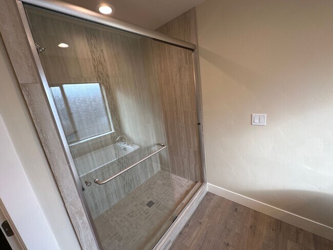 Building Photo - Newer SE Bend House w/A/C, 3 Bdrms, 2.5 Baths, 2160 Sq Ft, EVO OUTLET, Access to Pool, Dbl Garage