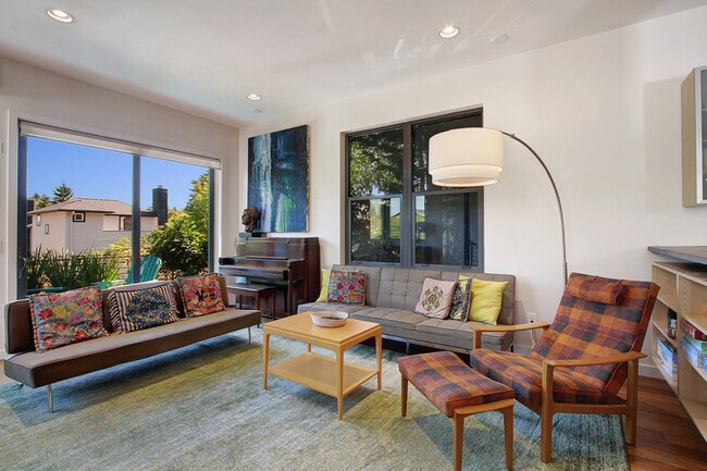 Building Photo - 216 26th Ave E