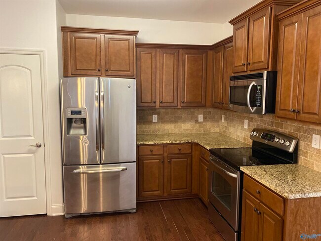 Building Photo - 3015 Hampstead Dr SE