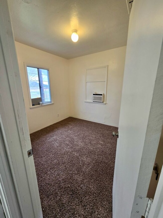 Building Photo - 3 Bedroom, 1 1/2 Bath Remodeled House for ...