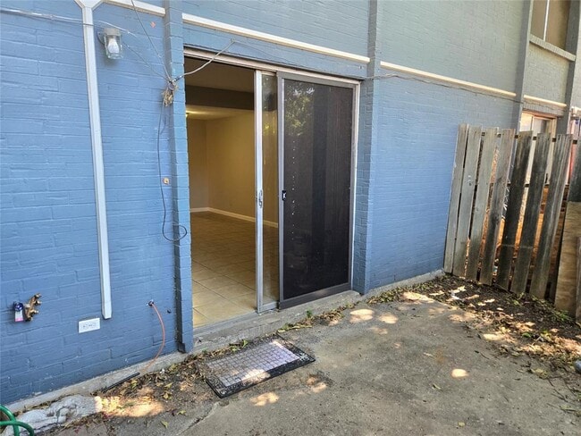 Building Photo - 3824 Southway Dr