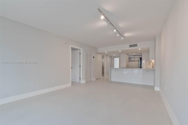 Building Photo - 1665 Bay Rd