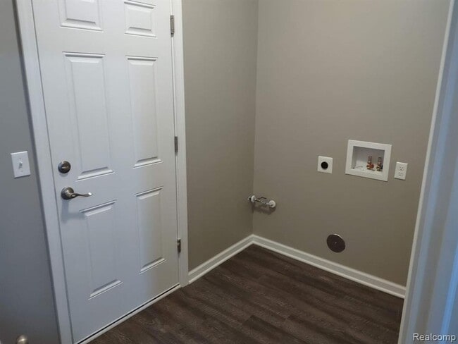 Building Photo - Charming 2-Bed Home in Commerce Township with Modern Amenities