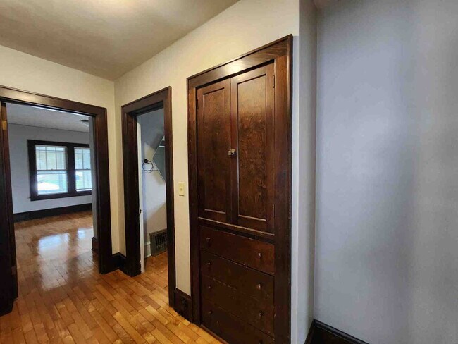 Building Photo - Character Home in NICE Neighborhood