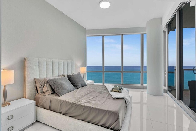 Building Photo - 17121 Collins Ave