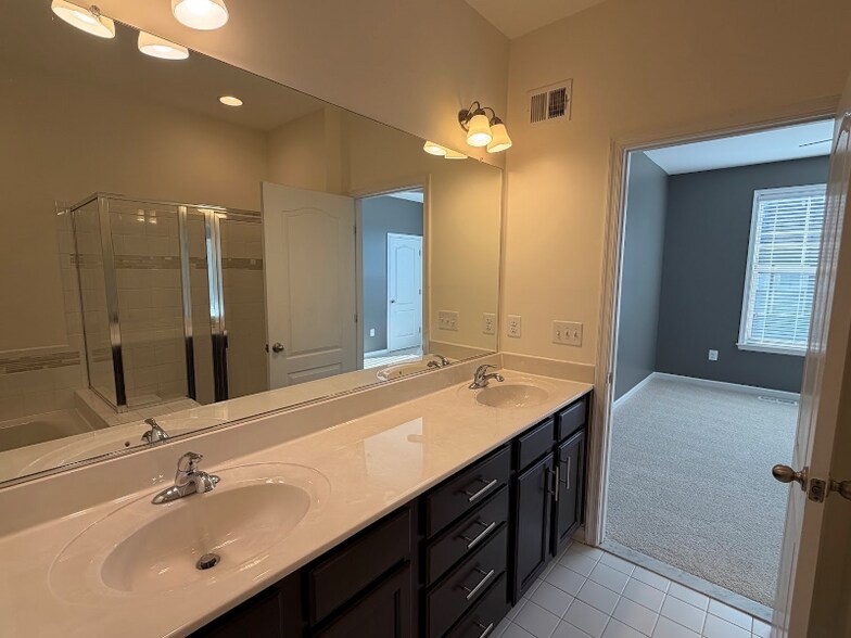 Building Photo - 629 Quarterpath Way