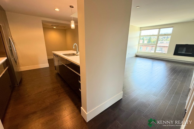 Building Photo - Spacious 2 Bedroom Condo in Prime Burlinga...