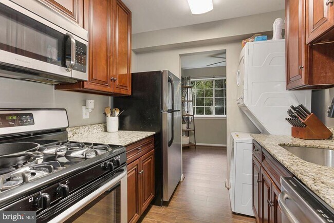 Building Photo - 1541 Colonial Dr
