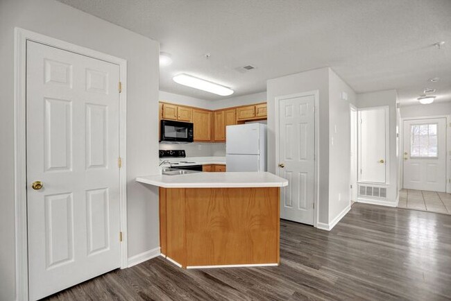 Building Photo - LEASING NOW!! Renovated 1 Bed, 1 Bath Town...