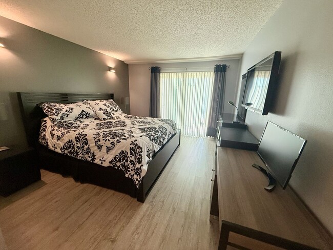 Building Photo - 2 bed 2 bath Turnkey Yearly Rental – Water...