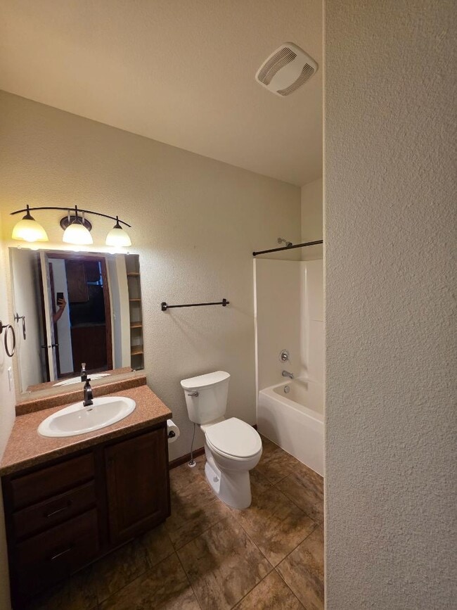 Building Photo - 1628 Valley Dr