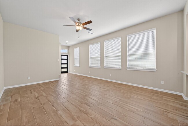 Building Photo - 516 Shine Ct