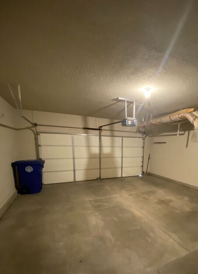 Building Photo - Beautiful 4 bedroom 3.75 bath in gated com...