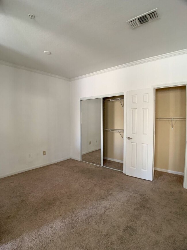 Building Photo - Gorgeous Studio in the heart of Downtown!