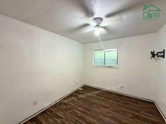 Building Photo - 3-Bedroom Home with Fireplace, Covered Patio & Large Fenced Backyard