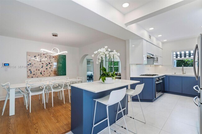 Building Photo - 634 W 47th St