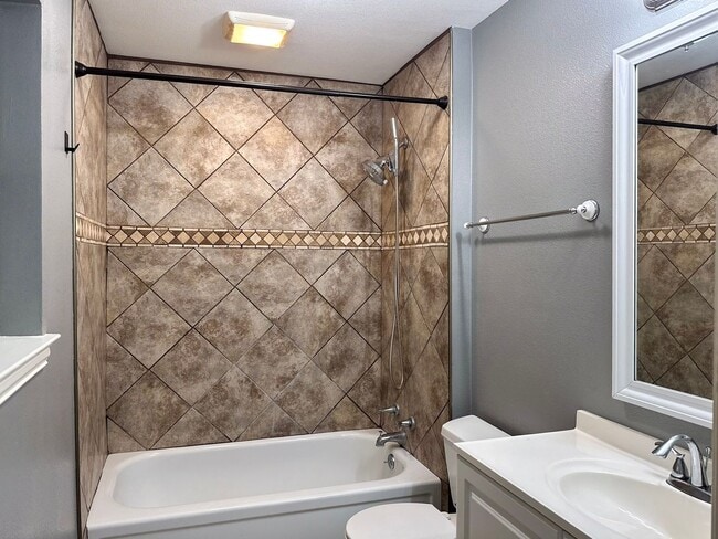 Building Photo - 3 Bedroom / 2 Bath / 2 Car Garage w/ a POOL!