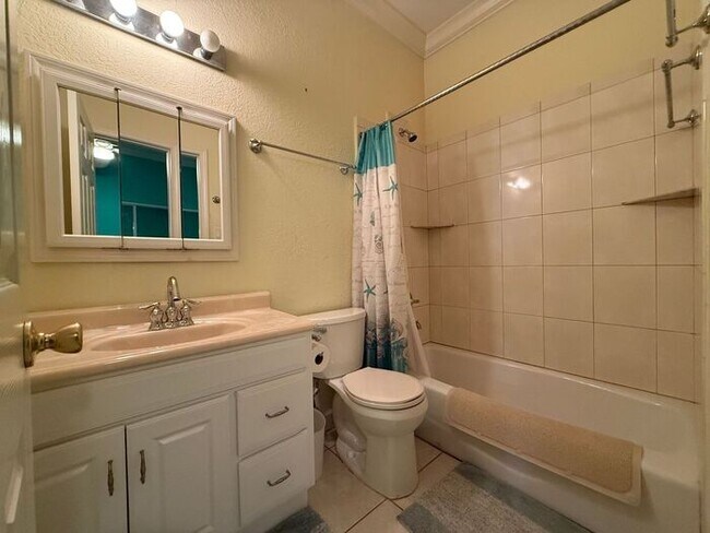 Building Photo - Pensacola Beach - 3 bedroom, 4 bathroom - 2nd and 3rd floor balconies with water view