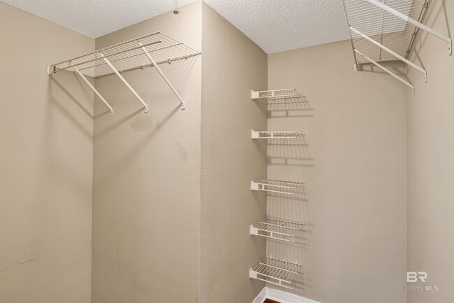 Building Photo - 200 Parma Dr