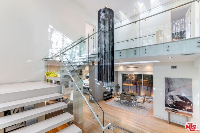 Building Photo - 833 N Orange Grove Ave