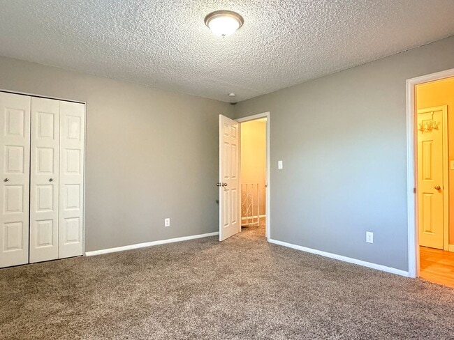 Building Photo - Updated Townhome with Covered Parking!