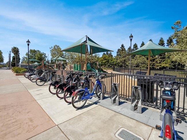 Building Photo - 830 Frederick Commons