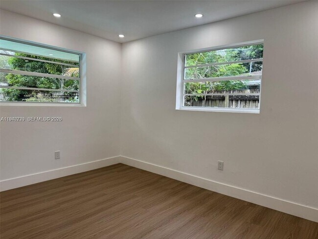 Building Photo - 370 NW 43rd Ave