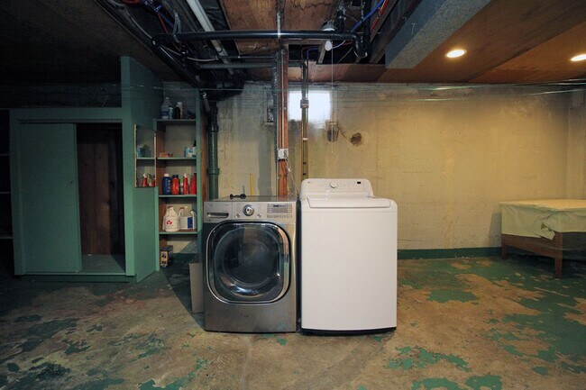 Building Photo - 2718 SE 58th Ave