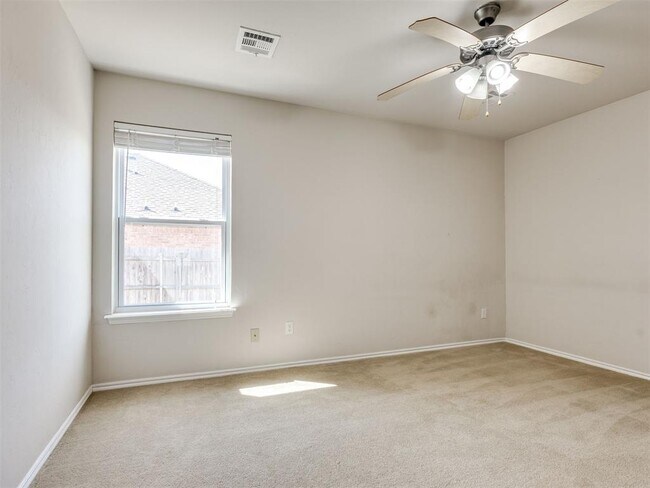 Building Photo - 609 E Linden Ln