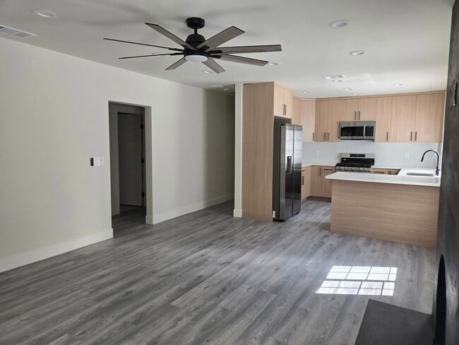 Building Photo - Completely Remodeled Home for Rent – Midto...