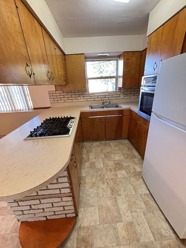 Building Photo - 4 Weeks Free Living! Cozy 3 Bed Home with ...