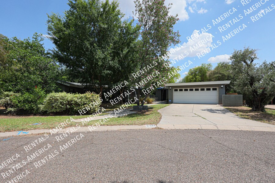 Building Photo - 3237 E Meadowbrook Ave