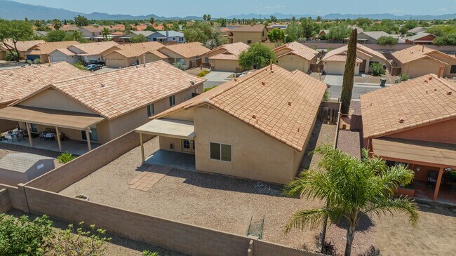 Building Photo - 4 Bedroom 2 Bathroom