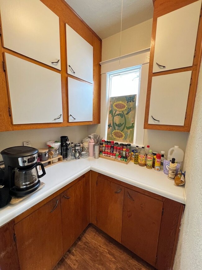 Building Photo - AVAILABLE AUGUST 1 - Spacious 3+ Bedroom Home