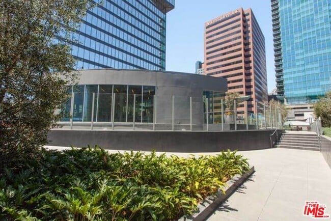 Building Photo - 901 Flower St