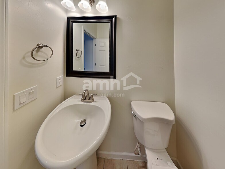 Building Photo - 10824 N Avenida Vallejo