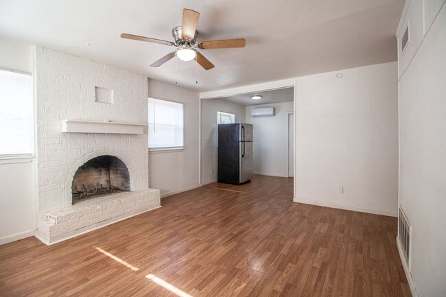 Building Photo - Great 3 Bedroom 1 Bathroom House