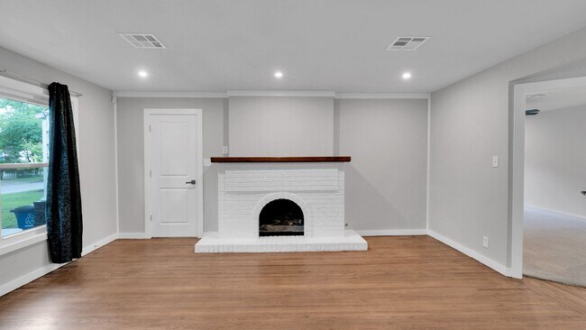 Building Photo - 217 E 33rd Pl