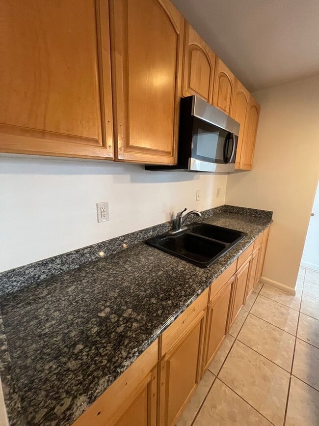 Building Photo - Loft, 2 Bedrooms, Split Townhouse, AC, 2 Parking