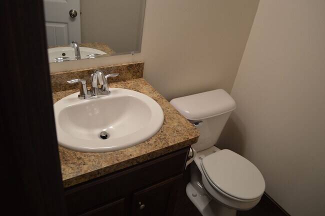 Building Photo - 585 Birch Hill Dr