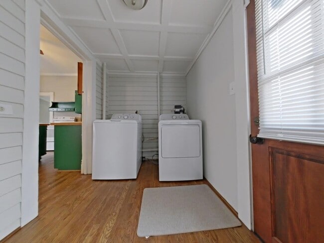 Building Photo - 304 Oakwood St