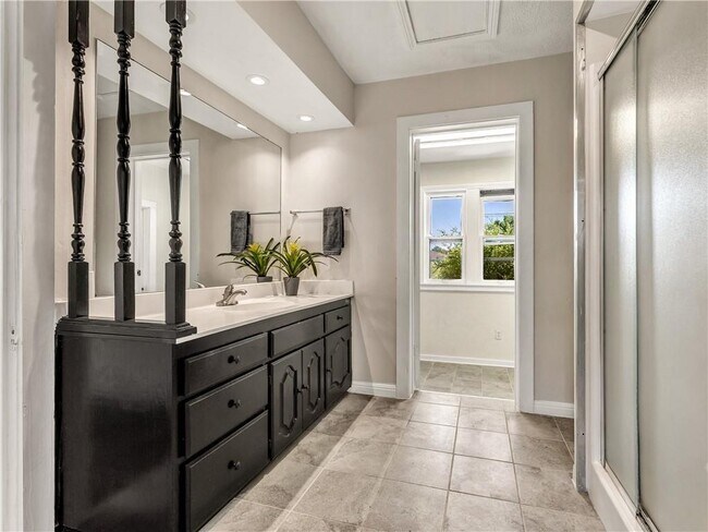 Building Photo - 211 Tate Ln