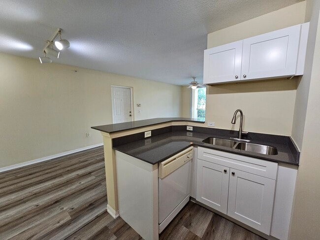 Building Photo - 604 Villa Cir