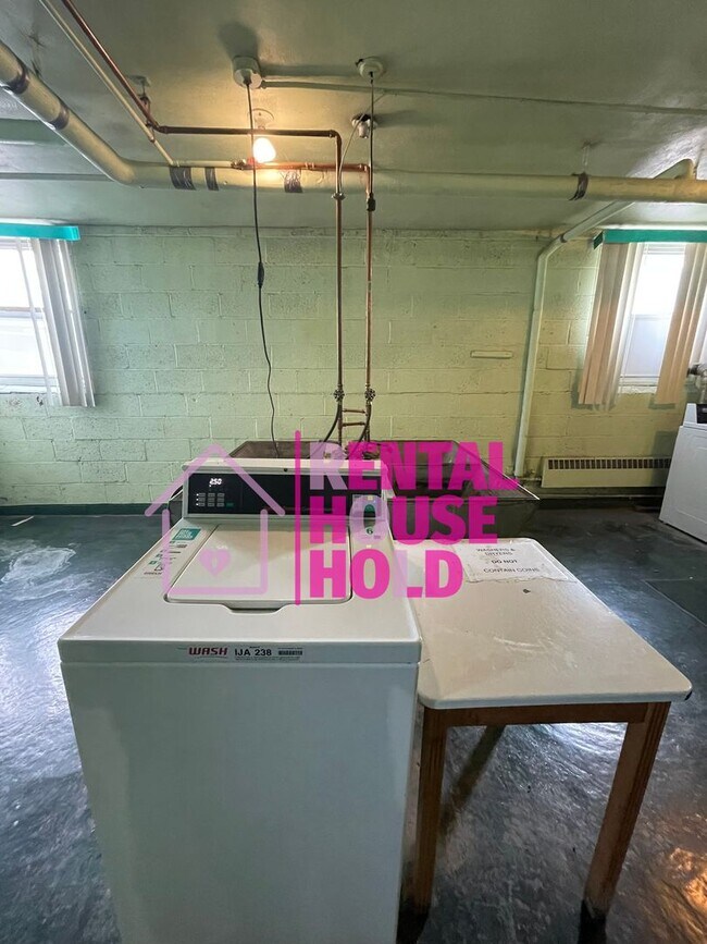 Building Photo - 2 Bedroom 1 Bath Condo-Security Deposit Sl...
