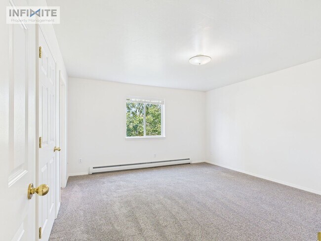 Building Photo - Renovated Condo - 3 Bedroom/2 Bath