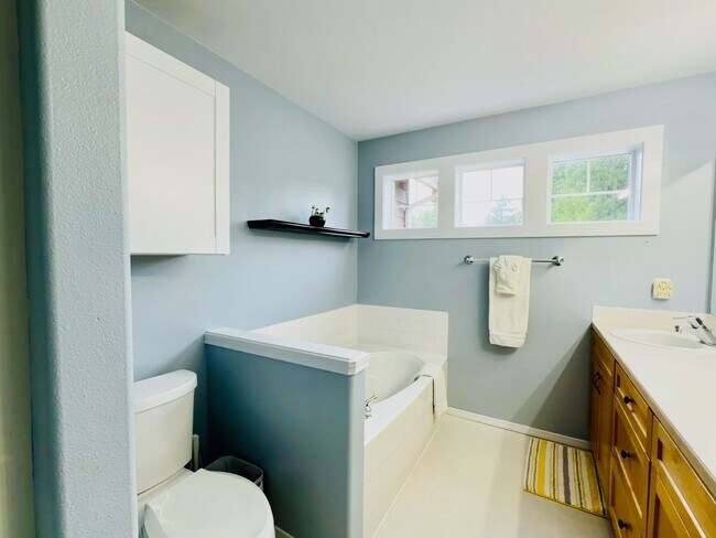 Building Photo - Silverdale 2 Story Home 4bed 2.5 bath