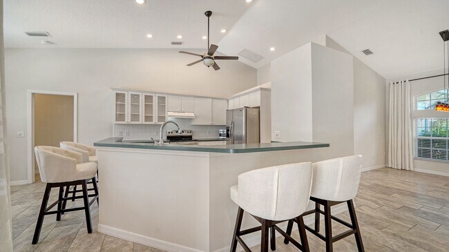 Building Photo - 4-Bedroom Home with Pool in Eastlake Commu...